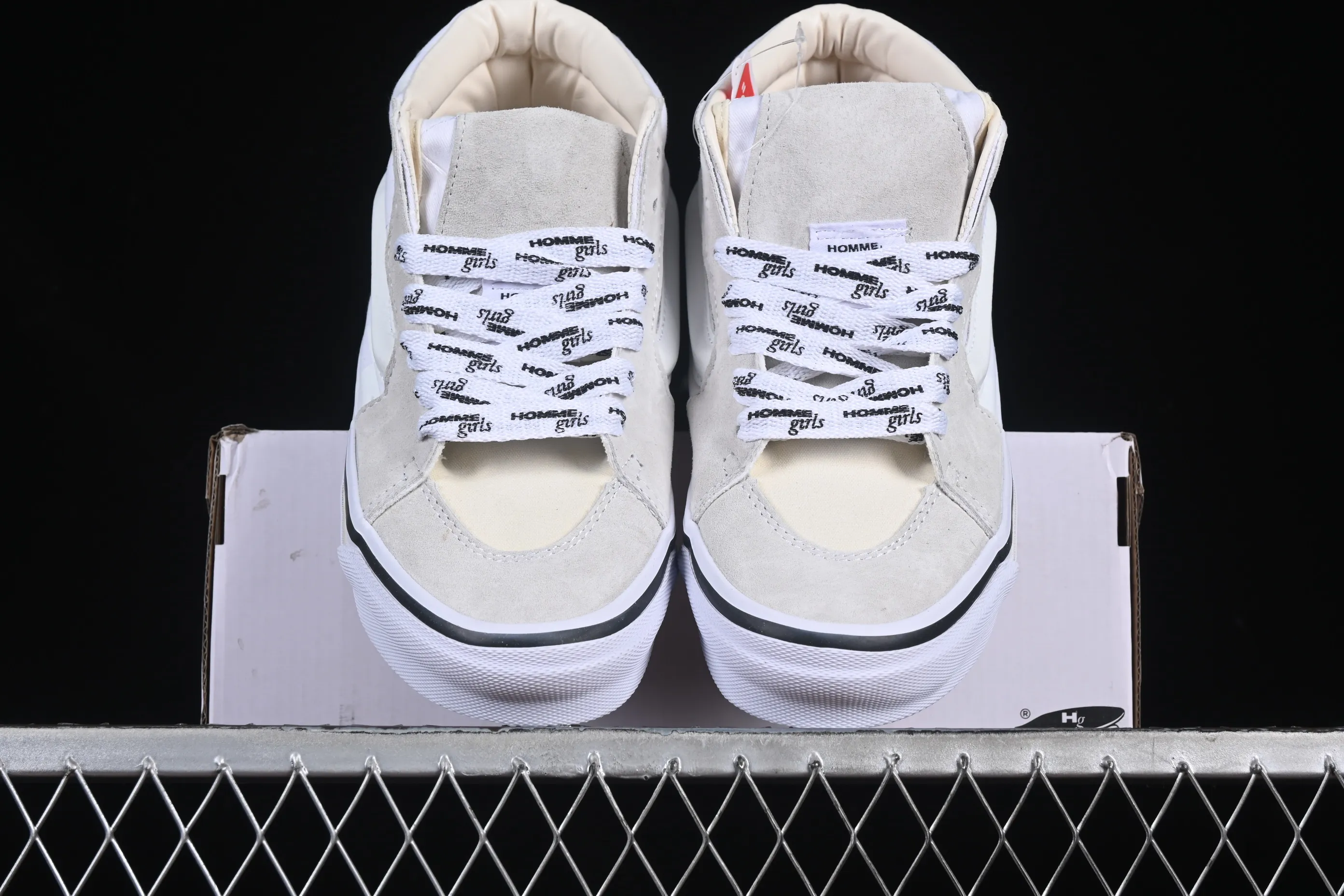 All categories Vans Vans series Vans Mid Vans China HommeGirls x Vans Sk8-Mid fashionable and versatile mid-top casual vulcanized sneakers VN000NBN2VZ